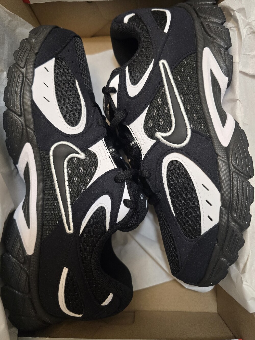 Nike Black & White Running Sneakers - Bold Swoosh Design